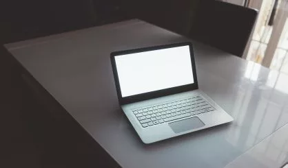 laptop-with-black-screen-on-table-business-technology-concept