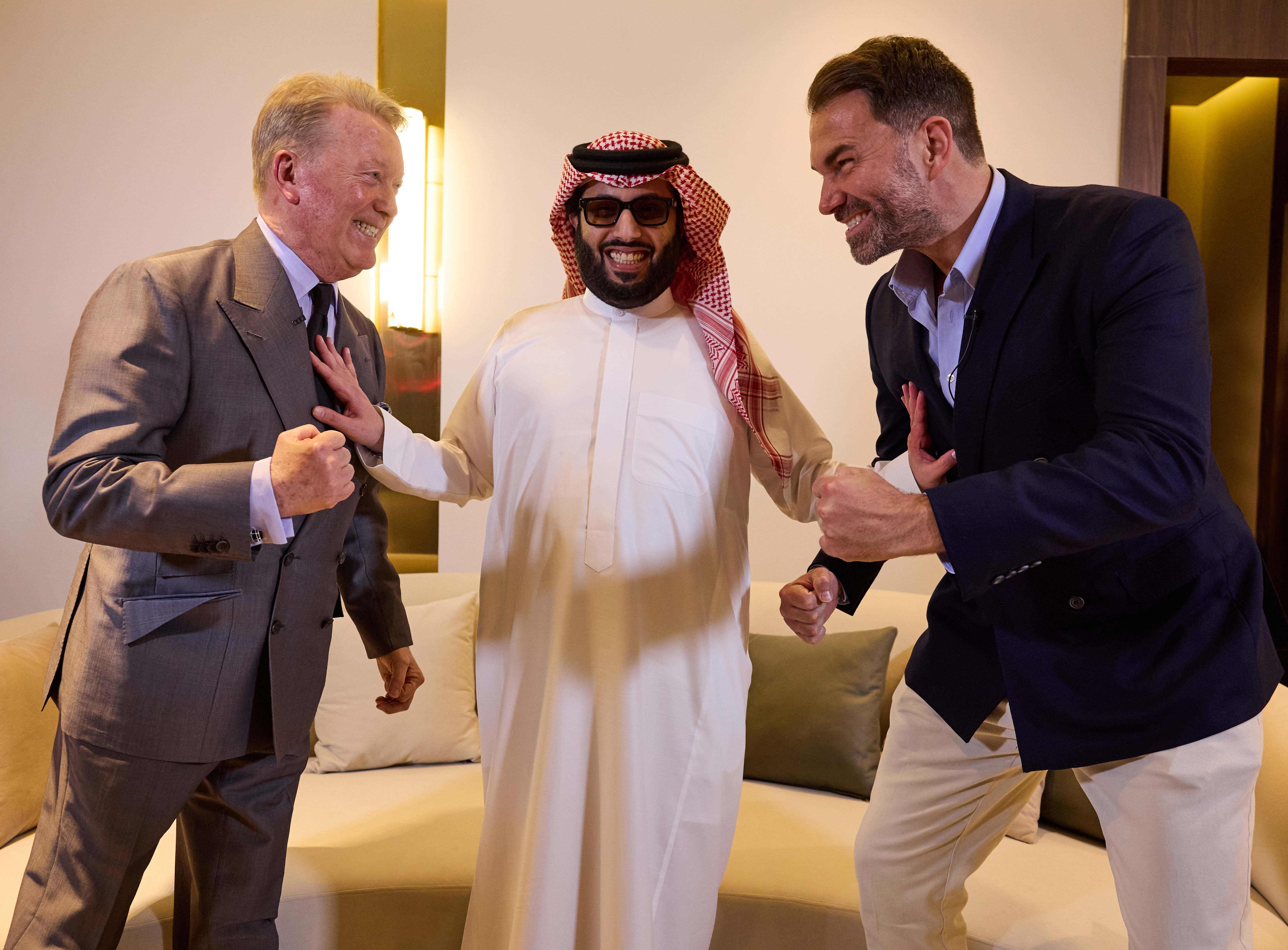 Turki Alalshikh, Eddie Hearn, and Frank Warren choosing weight categories for a boxing tournament.