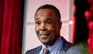 Sugar Ray Leonard Sends 4-Word Verdict on Floyd Mayweather, Roy Jones Jr Beef