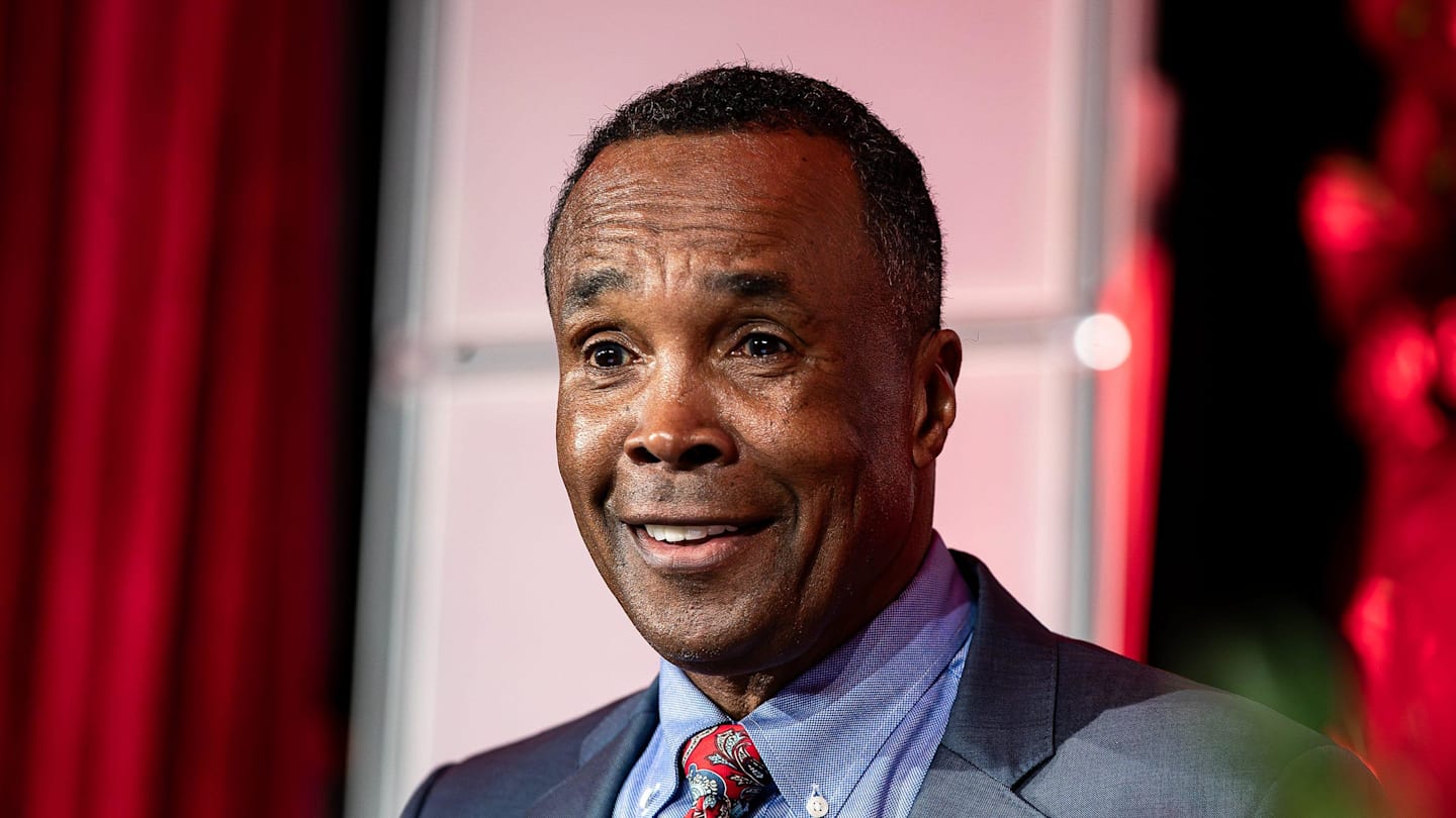 Sugar Ray Leonard Sends 4-Word Verdict on Floyd Mayweather, Roy Jones Jr Beef