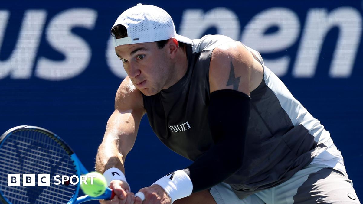 Jack Draper hits a backhand return at the 2025 US Open