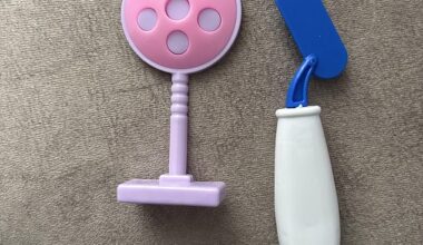 FlakyPhilosophy5103 posted this picture of Reddit's 'What is this thing' thread, in hopes of identifying two mysterious toys