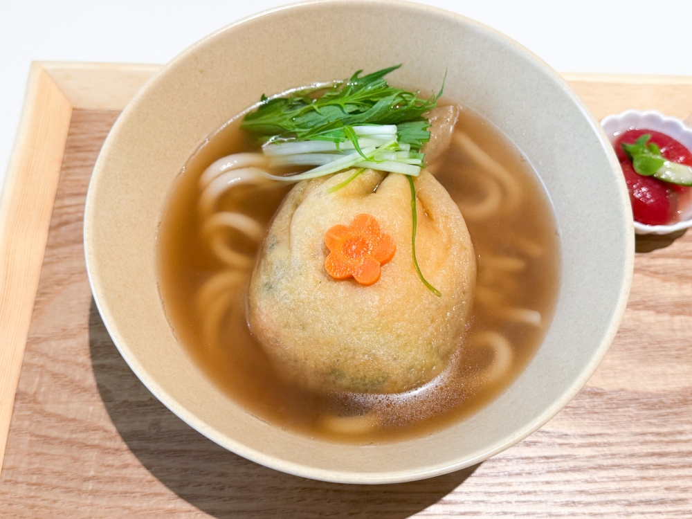 The highlight of Kinchaku Kitsune Udon is that beancurd skin pouch with assorted greens, paired with udon. — Picture by Lee Khang Yi