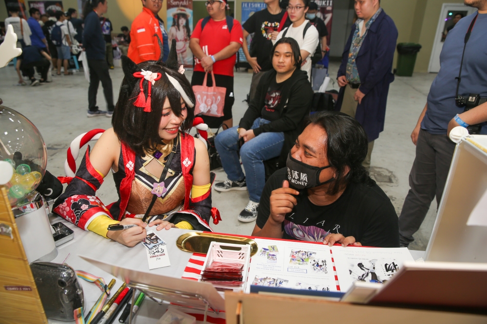 Ryukku interacts with fans while cosplaying as Kitasan Black, a character from the horse girl series “Umamusume,” at AniManGaki 2025. — Picture by Choo Choy May