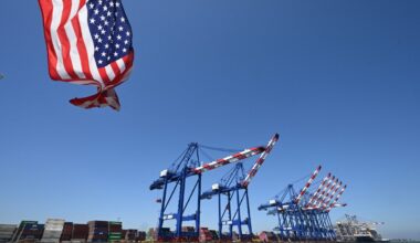 Markets fall as cracks appear in US economy