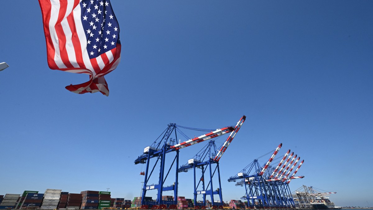 Markets fall as cracks appear in US economy