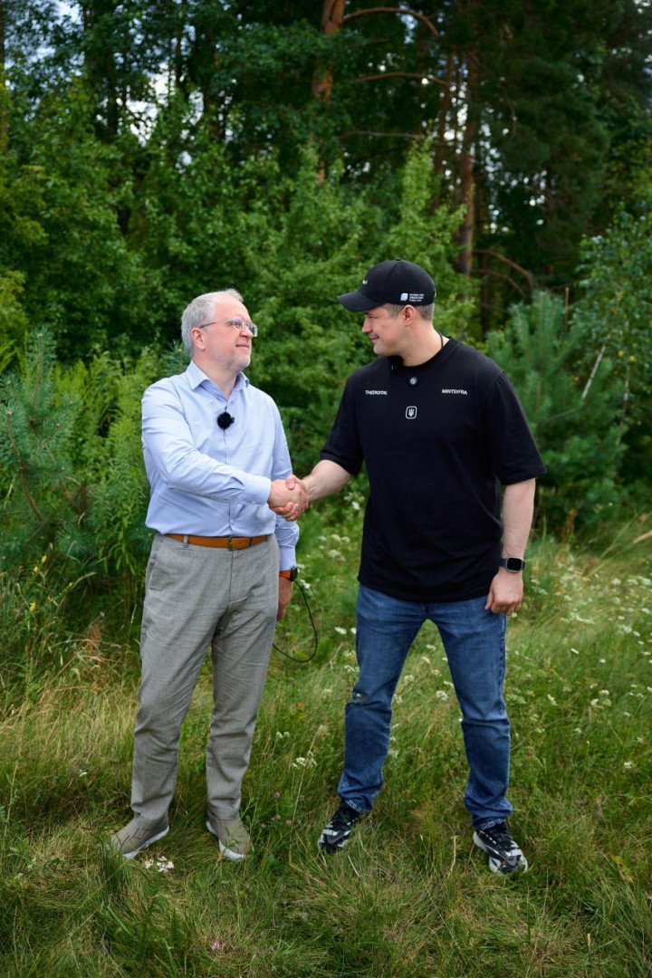 Ukraine’s Minister of Digital Transformation of Ukraine, Mykhailo Fedorov (R), with Kyivstar CEO Oleksandr Komarov (L), August 12, 2025. (Source: Mykhailo Fedorov)