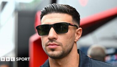 Tommy Fury wears sunglasses