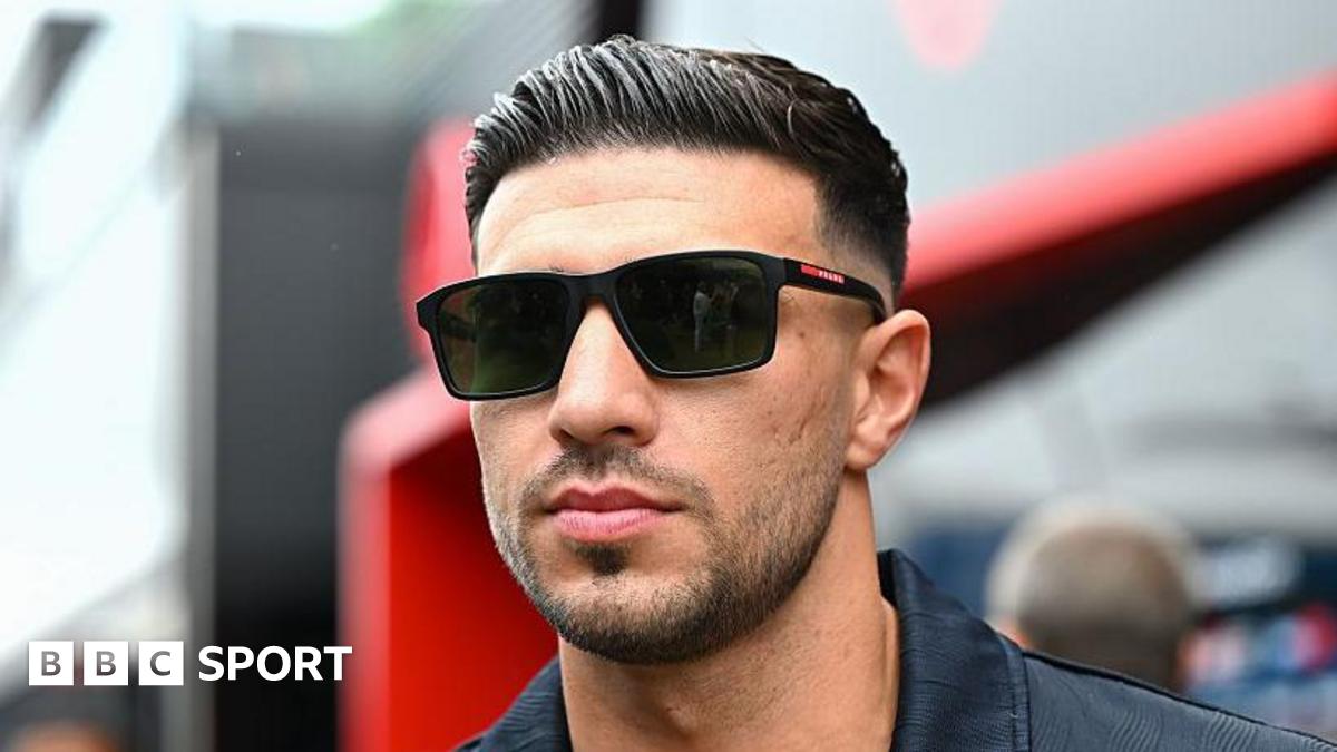 Tommy Fury wears sunglasses