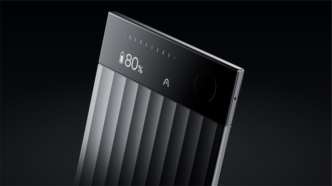 An image of Plaud AI hardware notetaker displaying battery level on its tiny screen.