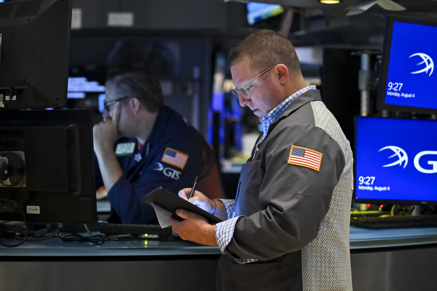 Stocks Surge as Market Rebounds From Sell-Off; Palantir Jumps Ahead of Earnings, Nvidia, AMD Lead Chip Sector Gains