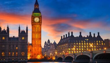 UK July final services PMI 51.8 vs 51.2 prelim