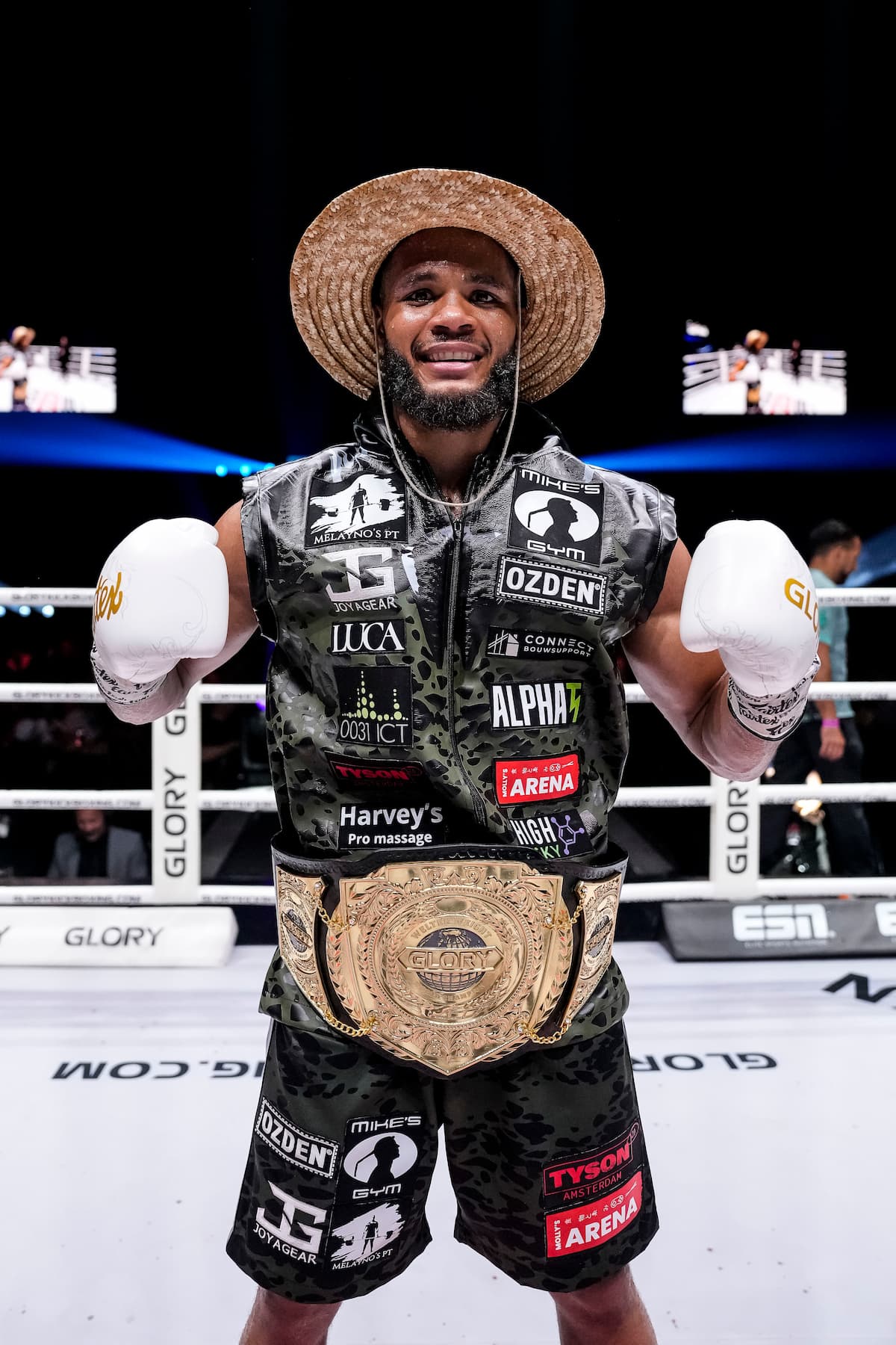Chico Kwasi defeats Mehdi Ait El Hadj to retain his title at Glory 103 at the Rotterdam Ahoy