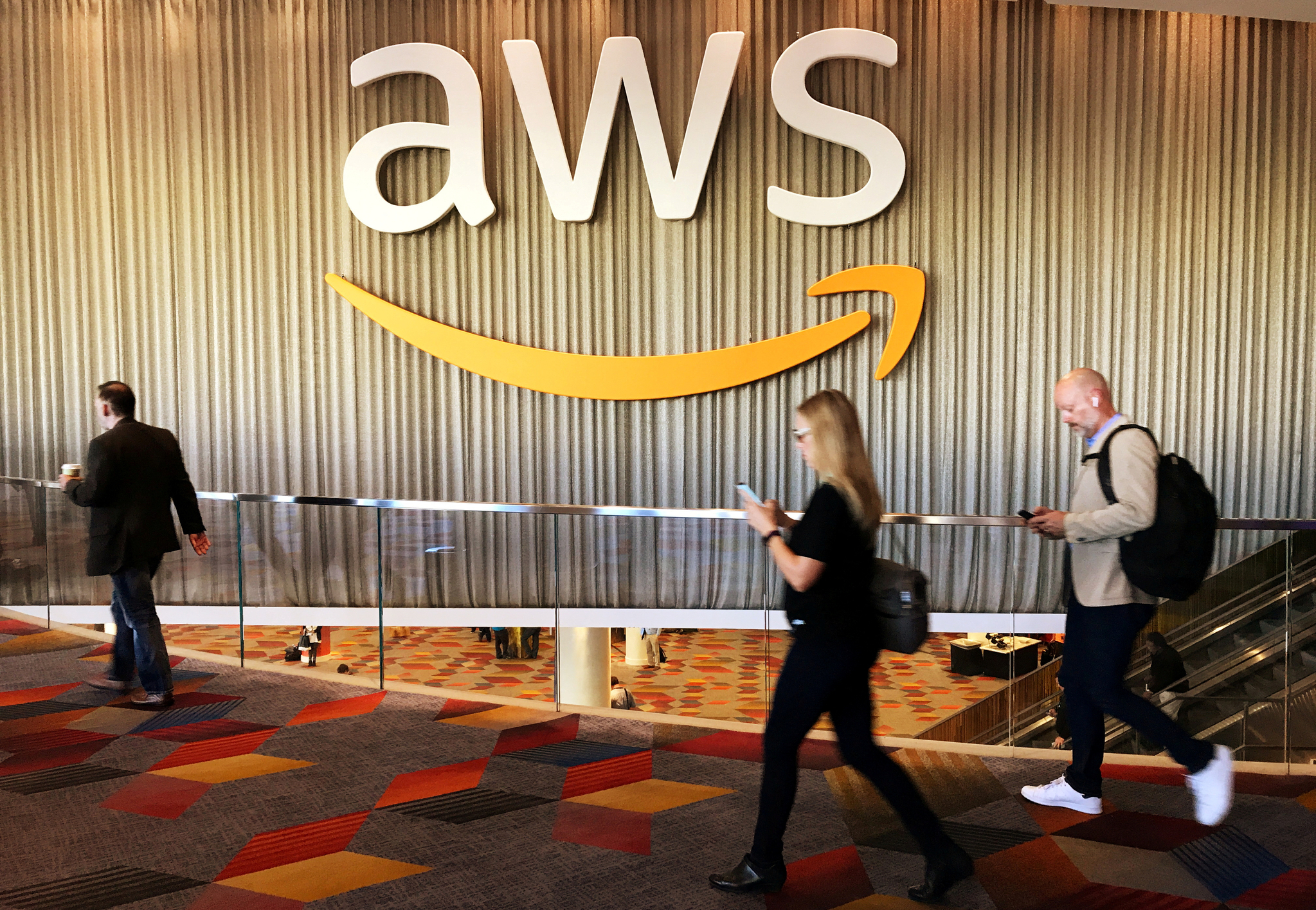 Attendees at Amazon's annual cloud computing conference walk past the Amazon Web Services logo in Las Vegas on Nov. 30, 2017. [REUTERS/YONHAP]