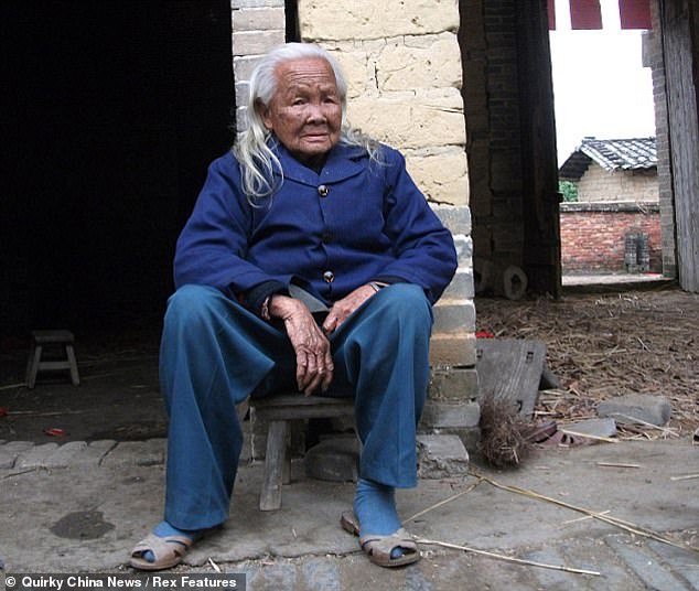 Li Xiufeng lay for six days in an open casket, as is traditional in her culture. A few hours before her funeral was due to be held, Xiufeng struggled upright, climbed out and went to her kitchen