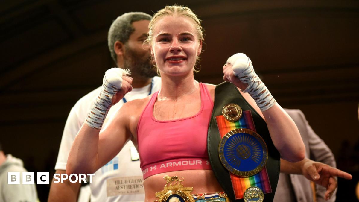 Tysie Gallagher: Luton fighter retains titles with points win