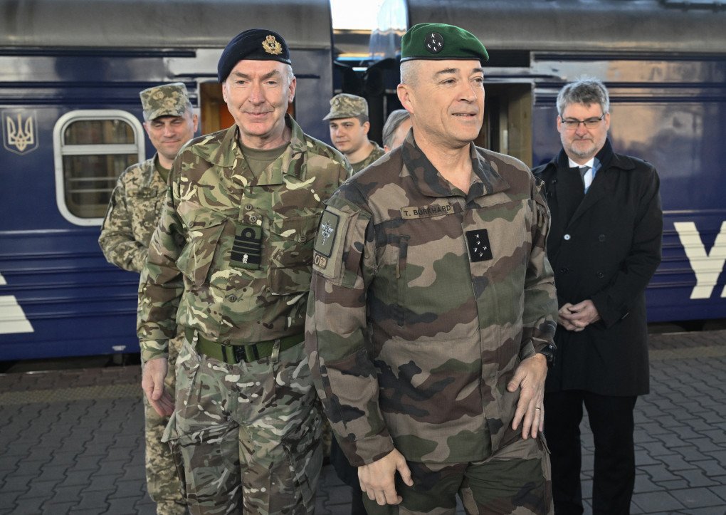 French Chief of the Defence Staff General Thierry Burkhard (C-R) and British Chief of the Defence Staff Admiral Tony Radakin (C-L) walk on a platform upon their arrival by train at the railway station in Kyiv on April 4, 2025 (Source: Getty Images)