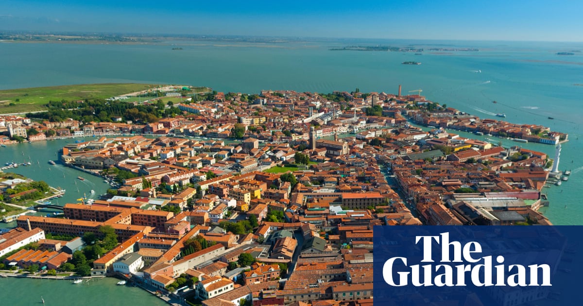 Venice police fine parents of children who played football in public square | Italy