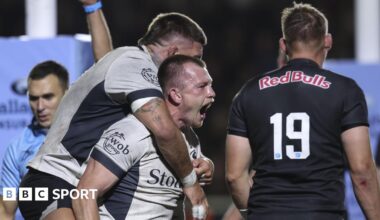 Sam Allardyce gives a thumbs-up