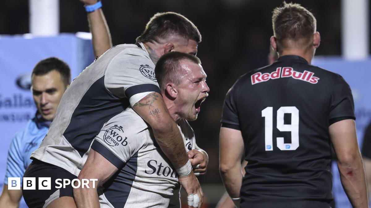 Sam Allardyce gives a thumbs-up