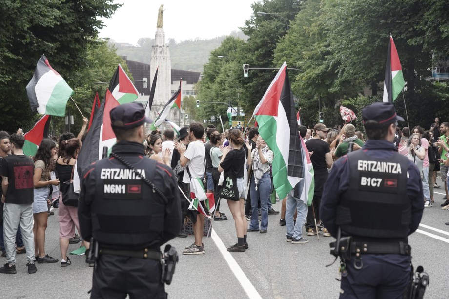 Israeli cycling team removes country’s name from jerseys amid protests in Spain – Middle East Monitor