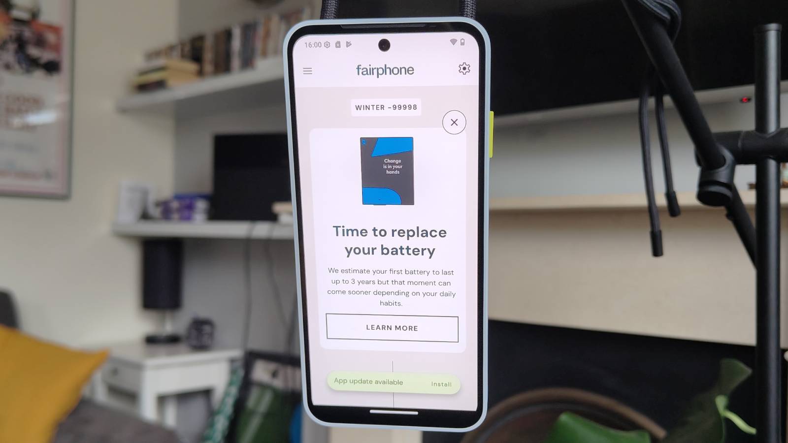 The Fairphone 6 with a message about battery replacement.