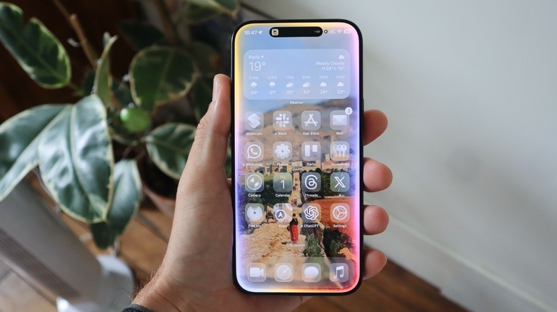 Apple Intelligence's Siri UI on iOS 26 Home Screen