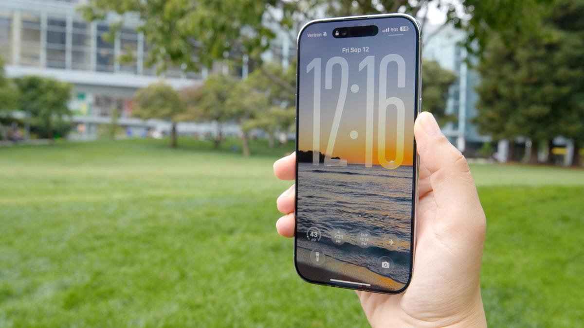 iPhone Air iOS 26 lock screen