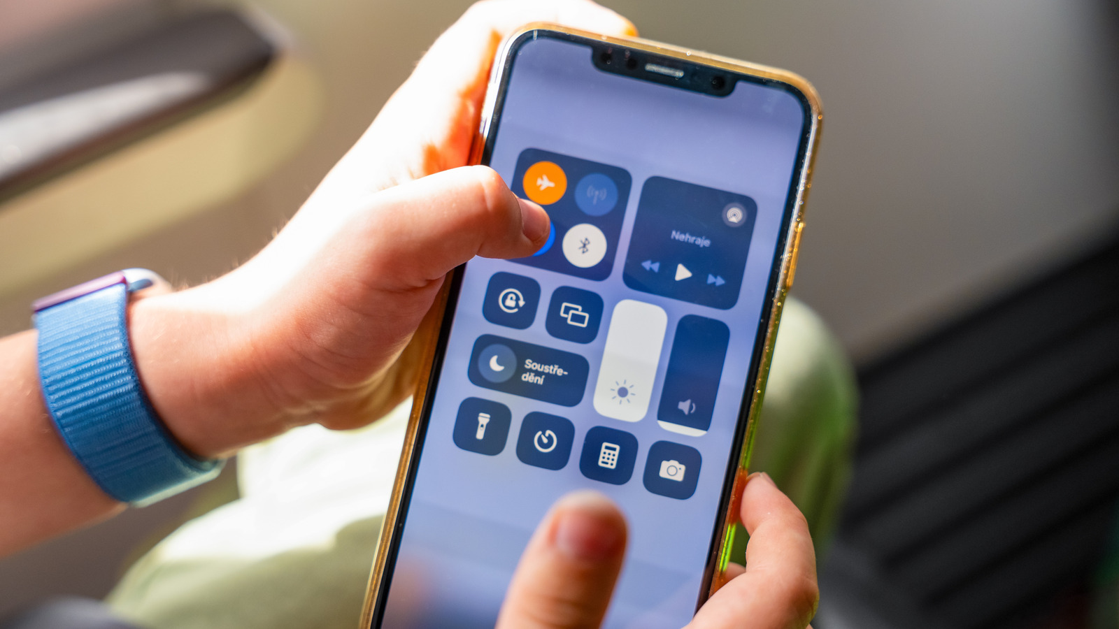 The Airplane Mode Trick That Can Get You A Stronger Signal On Any Phone