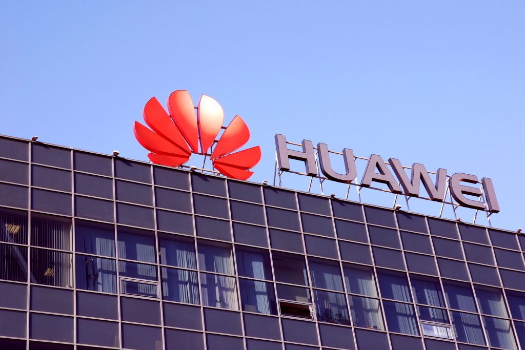 Huawei plans to launch Atlas 950 and 960 SuperPods with unprecedented computing power, combining thousands of Ascend chips into the world’s largest AI systems.