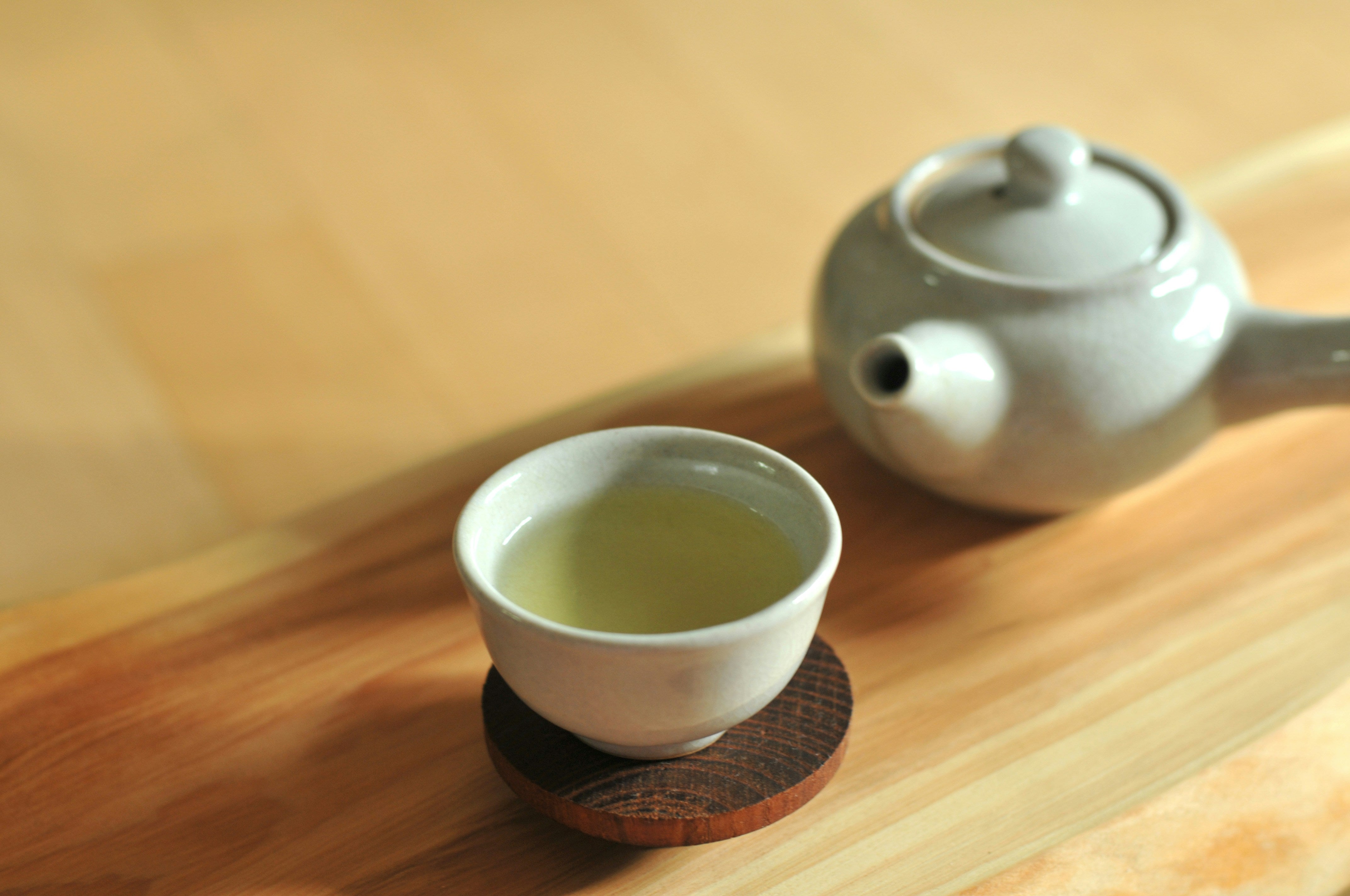 Green tea contains polyphenols in the form of flavonoids like EGCG