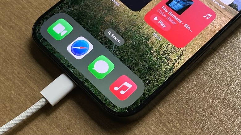 iPhone 16 Pro Max charging