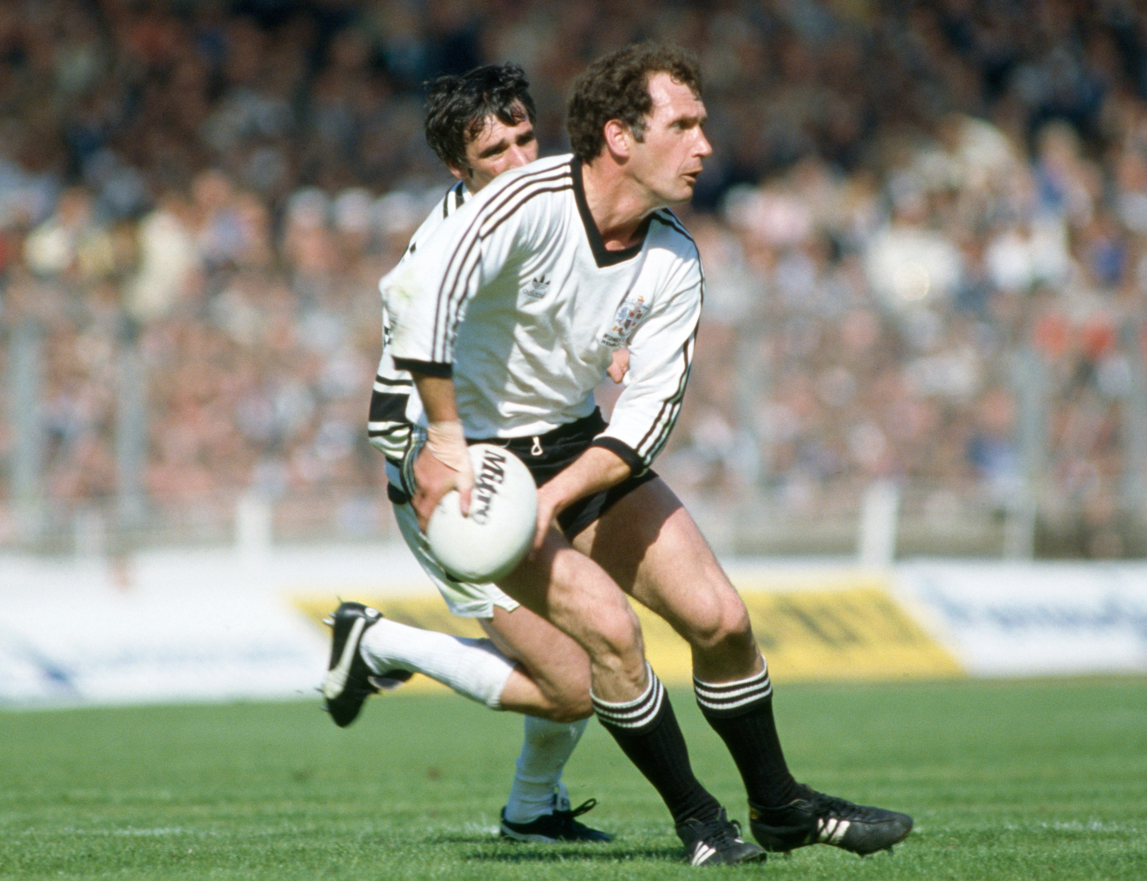 Keiron O'Loughlin of Widnes carrying the rugby ball during the State Express Rugby League Challenge Cup Final.