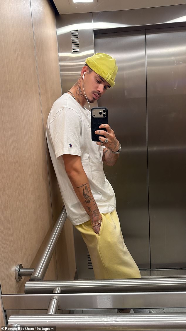 The model opted for a coordinated yellow winter hat as he posed for a lift mirror selfie