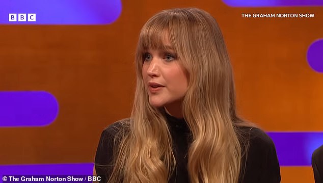Jennifer Lawrence has revealed she revoltingly fed Robert Pattinson food from her trash can