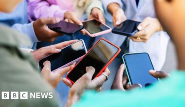 Apple and Samsung users in UK may be due share of £480m payout