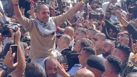 Huge crowds welcome freed Palestinian prisoners in Ramallah – video 