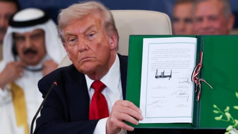 World leaders sign Gaza ceasefire deal – video