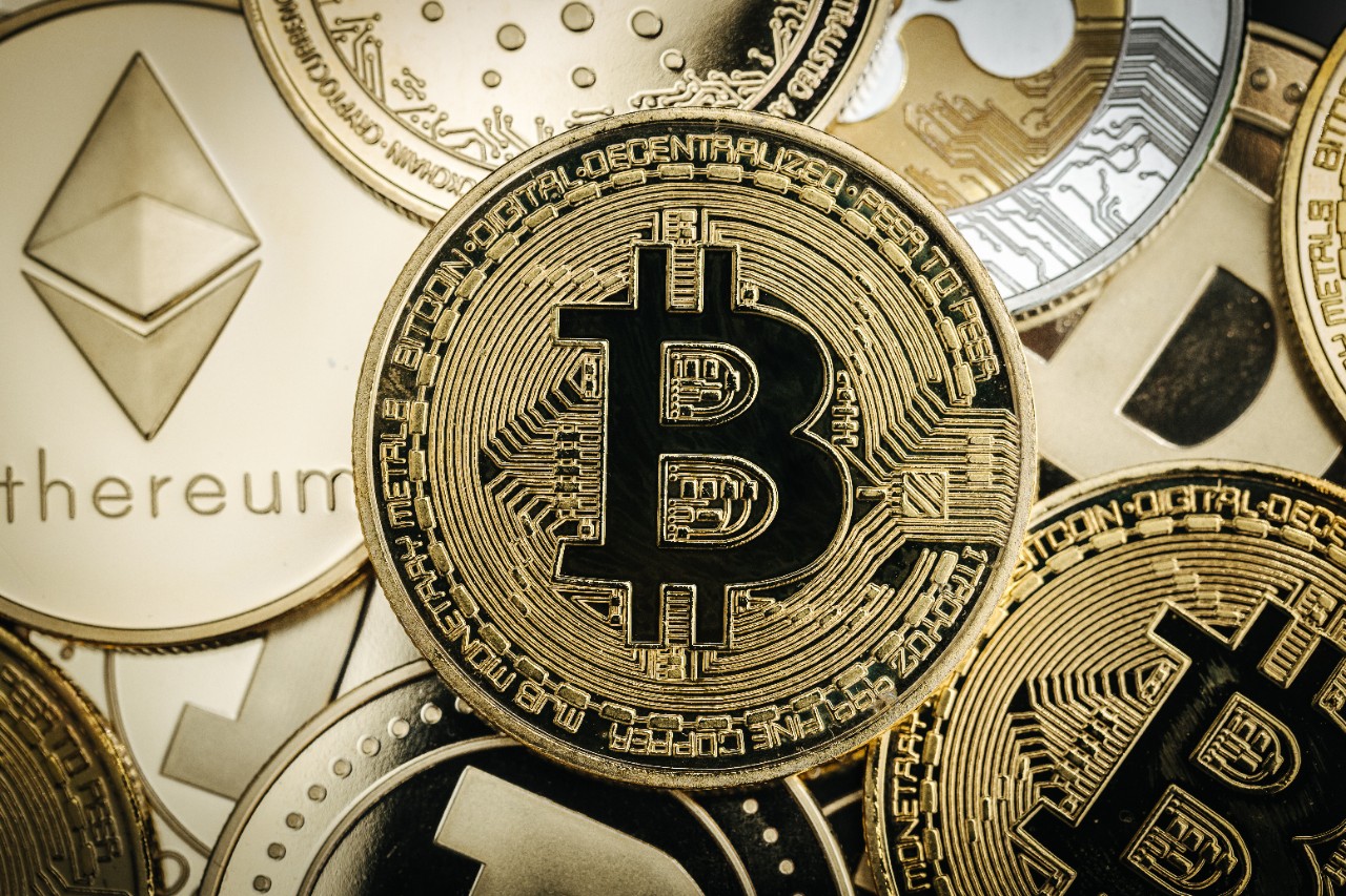 RockTober: cryptocurrency flash crash and cross-market volatility test investors