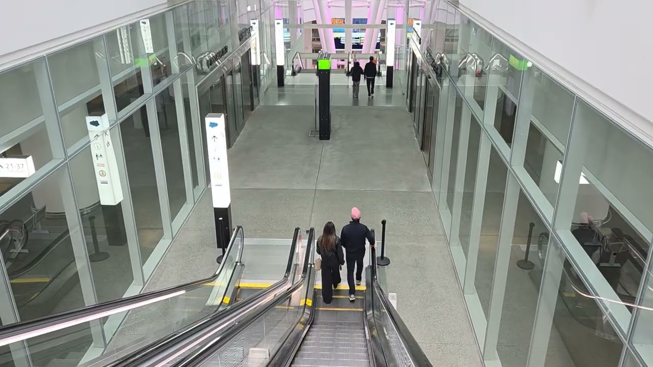 Galaxy S25 Plus video - Escalator - YouTube