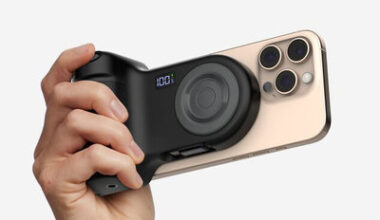 A Camera Grip That Can Charge your iPhone