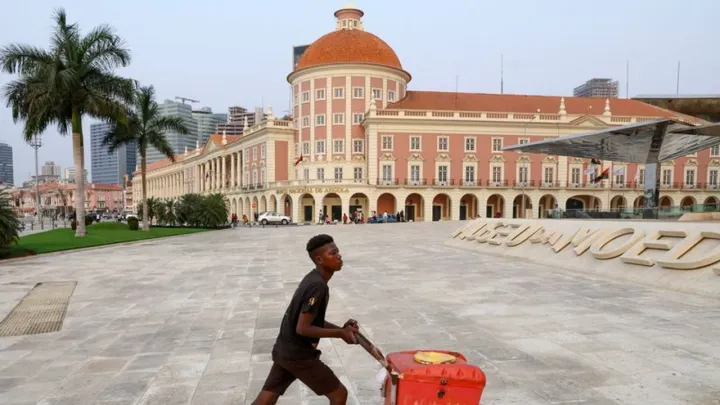 Angola returns to international markets with up to 10-year dollar bonds