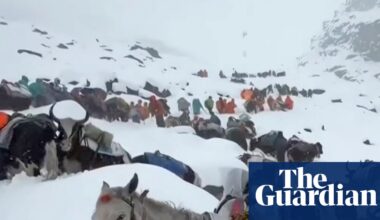 Mount Everest hikers describe ‘extreme’ conditions as huge rescue effort continues | Mount Everest