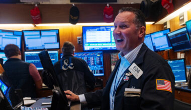 Stock market sets records despite shutdown, inflation