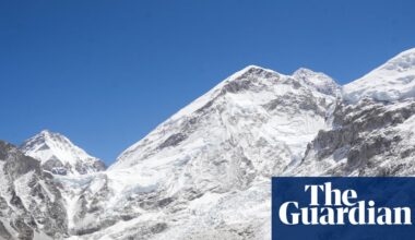 Mount Everest rescue under way after snowstorm traps nearly 1,000 people | Mount Everest
