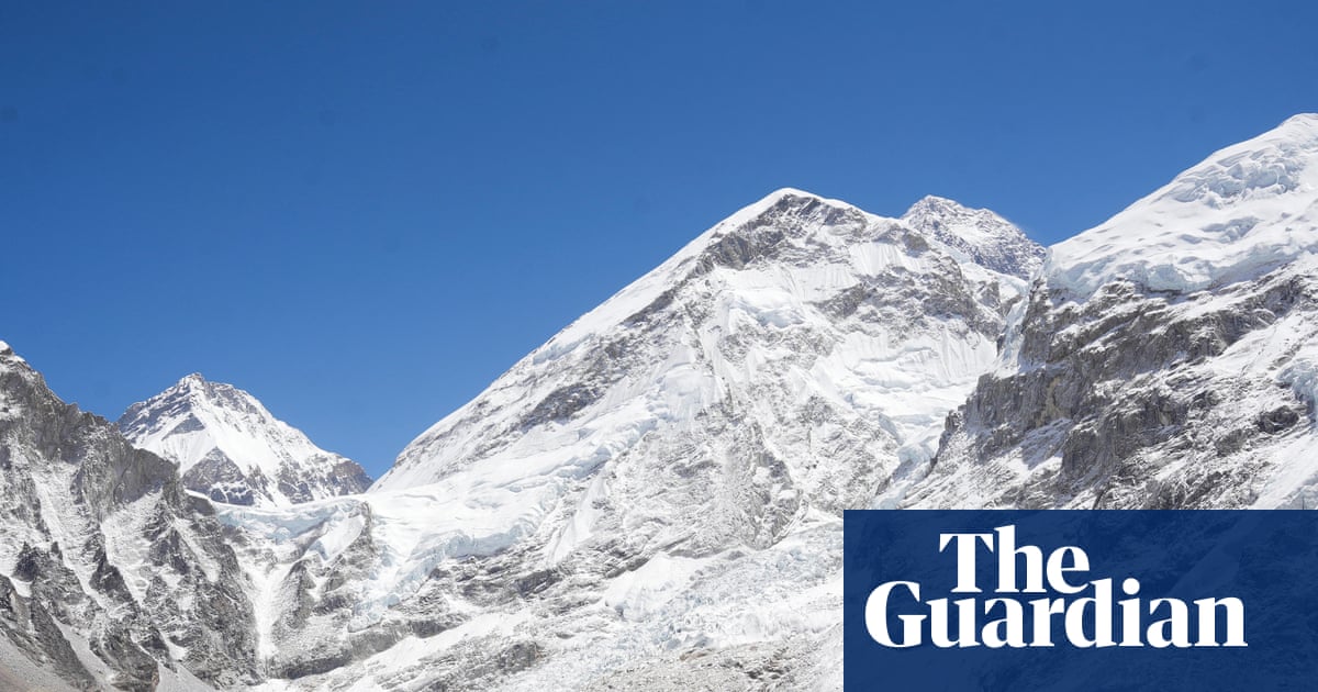Mount Everest rescue under way after snowstorm traps nearly 1,000 people | Mount Everest
