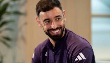 Bruno Fernandes speaks with Juan Mata before Liverpool v Man Utd on 19 Oct 2025