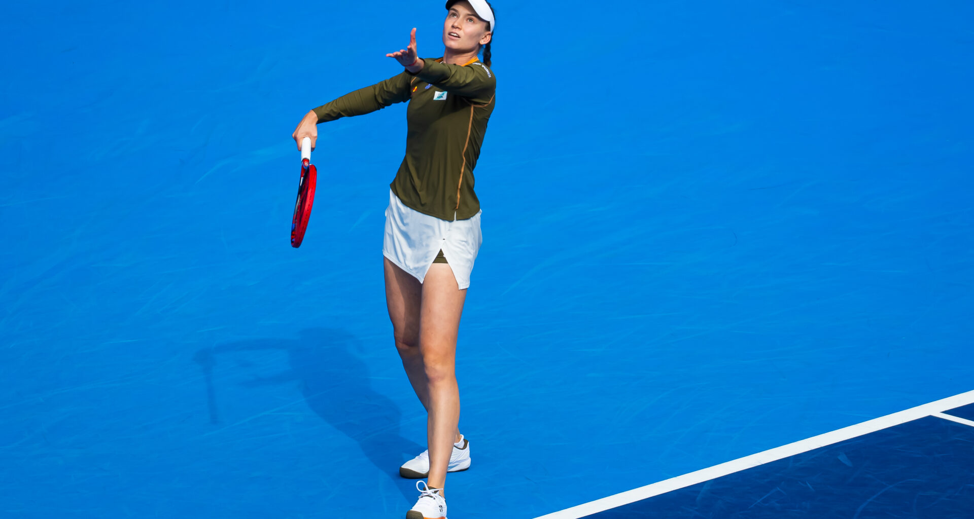 Rybakina beats Fernandez in Tokyo, one win away from WTA Finals