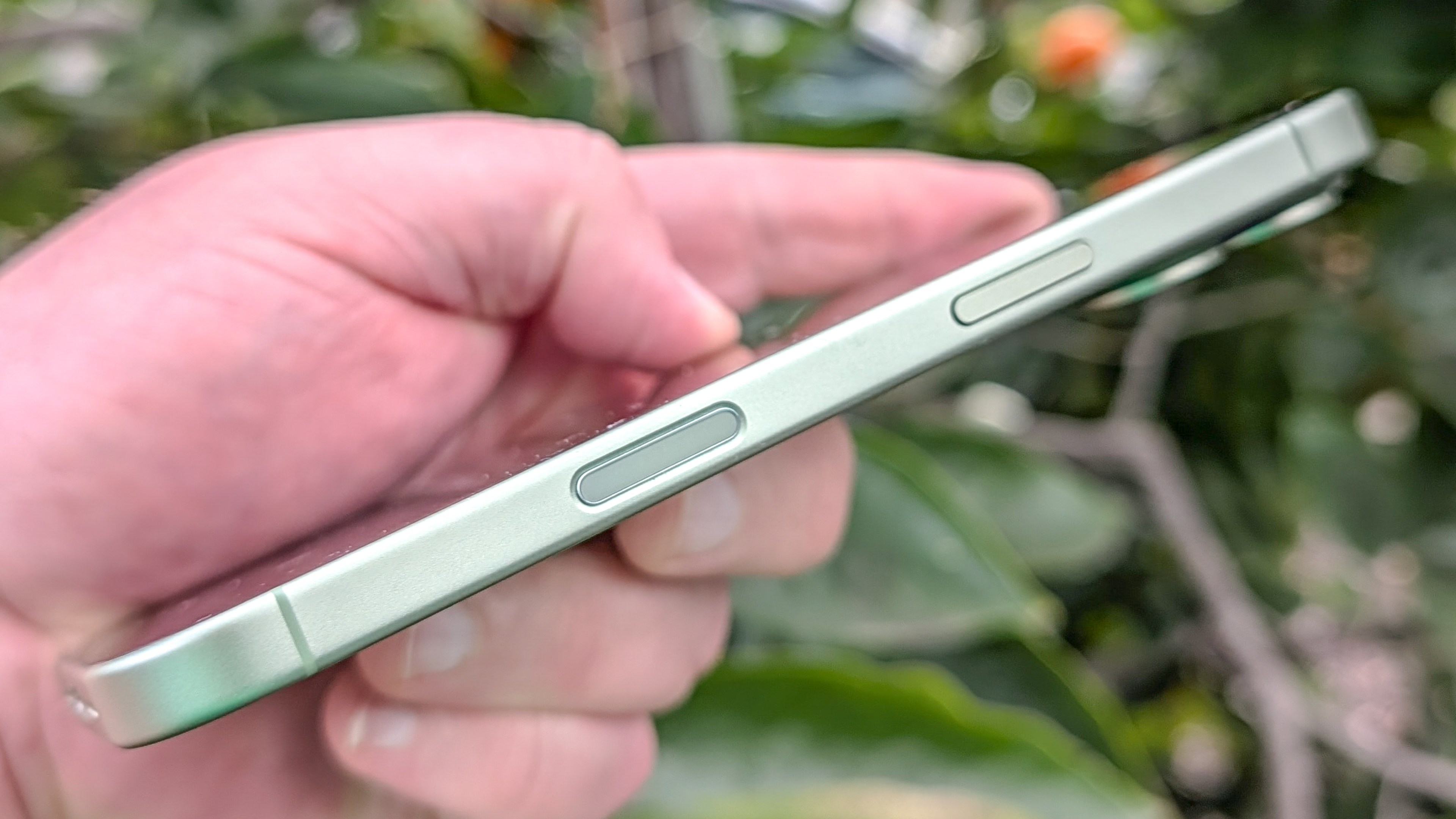 iPhone 17 camera control button