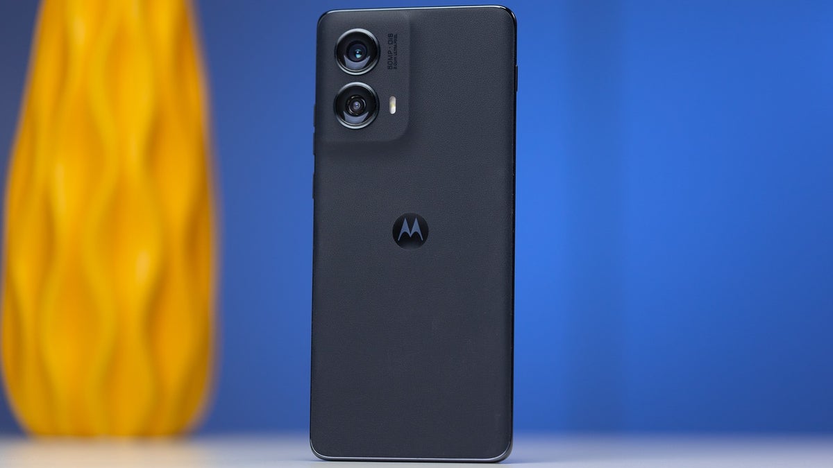 This is your chance to grab the Motorola Edge (2025) with $400 in gifts
